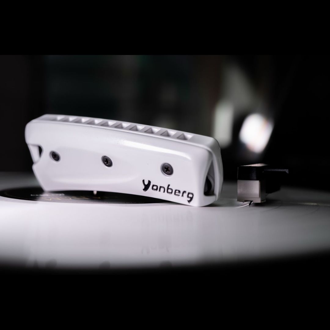 Harmonica diatonique Yonberg blanc posé sur un vinyle