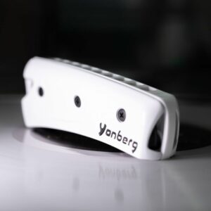 Harmonica diatonique Yonberg blanc posé sur un vinyle
