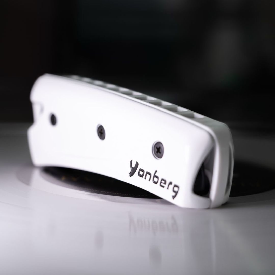 Harmonica diatonique Yonberg blanc posé sur un vinyle