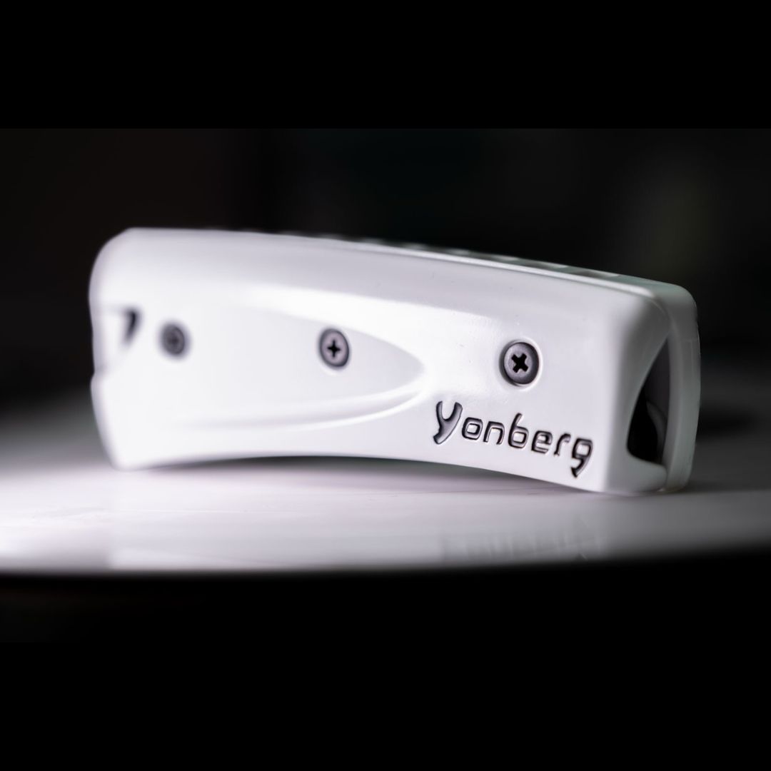 Harmonica diatonique Yonberg blanc posé sur un vinyle